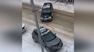 Öz maşınını park etmək üçün başqasının avtomobilini yerindən uzaqlaşdırdı  - VİDEO