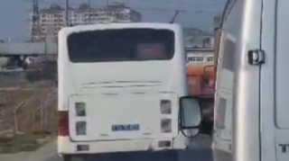 Sərnişinlə dolu avtobusun sürücüsü "protiv" çıxaraq "hoqqa verir"   - VİDEO