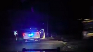 Polis avtomobili dəmir yolunda park etdi, şübhəli qadını qatar vurdu - VİDEO 