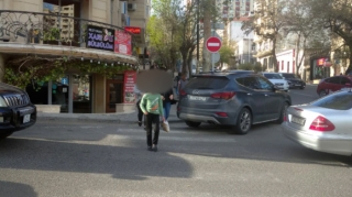 Avtomobilini “protiv” saxlayan sürücü  piyada keçidini zəbt etdi  - FOTO