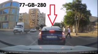 "Prius" sürücüsü yaşıl işıqda dayanıb yolu kəsdi  - VİDEO