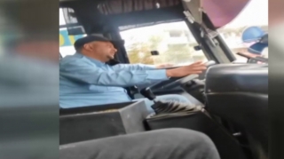 Avtobus sürücüsü sükan arxasında telefonla danışır   - VİDEO