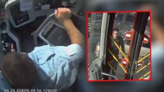Bakıda sürücü "BakuBus"un qarşısını kəsib qapını təpiklədi - ANBAAN VİDEO 