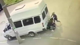 Mikroavtobus iki qadını və yanlarındakı uşaqlı arabanı vurdu - VİDEO 