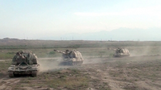 Azərbaycan Ordusu “Msta-S” özüyeriyən haubitsalardan döyüş atışları icra edir  - FOTO