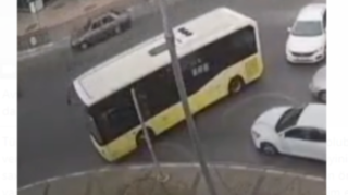 Avtobus sürücüsü təcili yardıma yol vermək üçün dairəni bağladı  - VİDEO