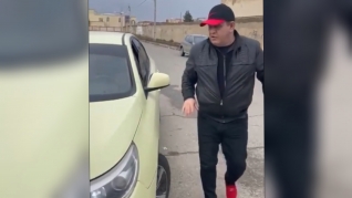 Müğənni Tacir Şahmalıoğlu İranda görün maşınla kimi "vurdu"  - VİDEO