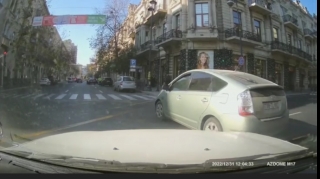 Şəhərin mərkəzində qayda pozan daha bir "Prius" taksi  - VİDEO