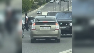 Bakıda "protiv" gedən taksi sürücüsünün vəsiqəsi əlindən alındı   - VİDEO