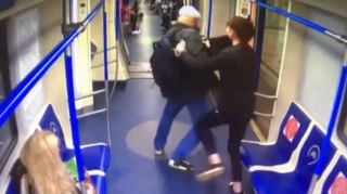 Moskva metrosunda gənc qız oğrunu döydü - VİDEO