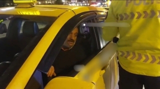 Yol polisinə atmaca atan taksi sürücüsü cərimələndi   - VİDEO