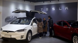 Elektrikli avtomobil yarışmasında "Tesla" yeni endirimlər edib 