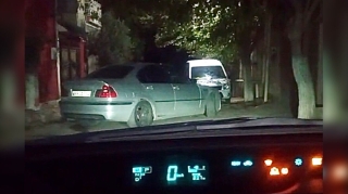 “BMW”ni yolun ortasında park edən sürücü avtomobilə əngəl oldu    - VİDEO