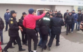 Bakıda narkotik aludəçisi iki polisi bıçaqladı: Atəş açıldı  - FOTO