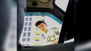 Sürücü qarlı havada yol polisinin gizli görüntülərini çəkdi – VİDEO 
