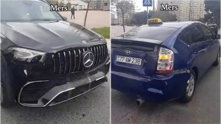 Başı telefona qarışan  sürücü bahalı “Mercedes”i “Prius”a çırpdı  - VİDEO