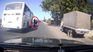 Sərnişini yolun ortasında düşürən avtobus sürücüsü ölüm təhlükəsi yaratdı - VİDEO
