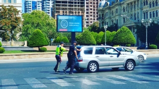 Polislər yolda qalan sürücüyə belə kömək etdi  - FOTO