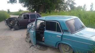 Göyçayda iki minik avtomobili toqquşub: sürücü xəsarət aldı  - FOTO