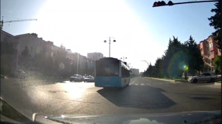 Sərnişin daşıyan avtobus sürücüsü eyni anda iki qayda pozdu  - VİDEO