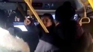Avtobusda ərinin sevgilisi ilə qarşılaşan qadın aləmi bir-birinə qatdı  - VİDEO