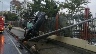 Sürüşkən yolda inanılmaz qəza:  Avtomobil hasara "dırmaşdı"  - FOTO