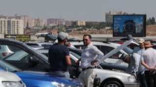 Bazara satışa çıxarılan avtomobillərin sayı kəskin artıb - VİDEO 
