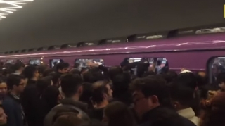 Bakı metrosunda biabırçı mənzərə  - Hamı bu görüntüdən danışır - VİDEO 