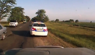 Yol polisi maşını ilə toqquşacağını görən sürücü görün nə etdi  - VİDEO