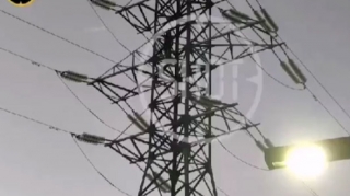 Moskvada kişi yüksək gərginlikli elektrik dirəyinə çıxdı – VİDEO 