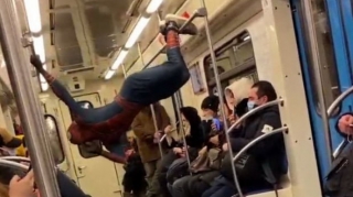 “Hörümçək adam” metroda sərnişinlərə maraqlı anlar yaşatdı - VİDEO 