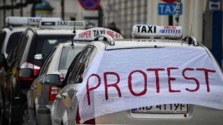 Taksi sürücüləri şəhərin mərkəzini bağlamağa çalışırlar 