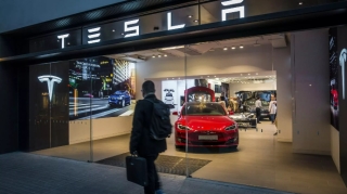 “Tesla” Çində ixtisarlara başladı 