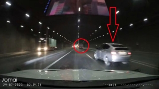 "Prius" sürücüsü yük maşınının altında qalmaqdan son anda xilas oldu  - VİDEO