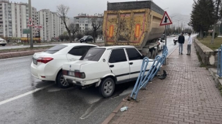 Türkiyədə iki minik avtomobili qoşquya çırpılıb, beş nəfər yaralanıb 