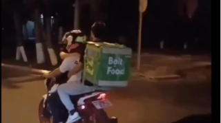 "Bolt" sürücüsü mopedlə yemək, yoxsa sərnişin daşıyır? - ŞOK VİDEO 