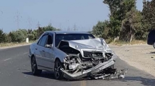 Sumqayıtda "Mercedes" "Hyundai"a çırpıldı; 3 nəfər yaralanıb - FOTO 
