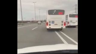 Aeroport yolunda içi sərnişinlə dolu olan avtobuslar yarışa çıxdılar   - VİDEO