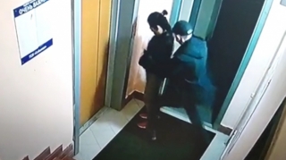  17 yaşlı qız liftin qarşısında bıçaqlandı;  o, ölüm-dirim savaşı aparır - VİDEO (+21) 