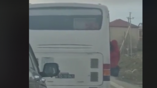 Bakıda ölüm saçan avtobus:  sərnişinlər qapıdan sallanıb  - VİDEO