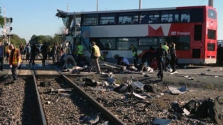 Avtobus qatarla toqquşdu;  8 ölü, 8 yaralı - FOTO 