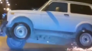 Bakıda "Niva"nın təkərindən od çıxaran sürücü  - VİDEO