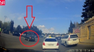 Yol polisinin gözü önündə qayda pozan sürücü görün nə etdi - VİDEO   