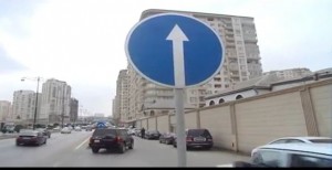 Bu yolda yol nişanı sürücüləri çətin duruma salır - Video
