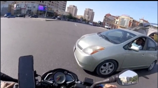 Bakıda motosiklet sürücüsü "Prius"a çırpıldı - ANBAAN VİDEO