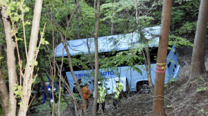 Turist avtobusu dərəyə yuvarlandı: 4-ü ağır 14 yaralı - FOTO + VİDEO