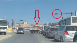 Yol polisindən qaçan sürücü "protiv" çıxıb qırmızıda keçdi - VİDEO