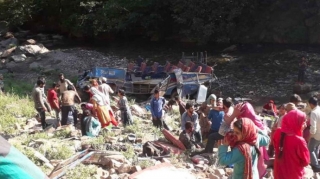 Hindistanda avtobus dərəyə yuvarlanıb, 8 nəfər ölüb