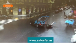 Bakıda "Lexus"la motosiklet sürücüsünün amansız mübarizəsi - REAL QƏZA VİDEOsu 