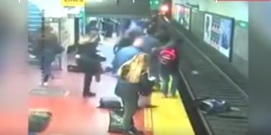 Metroda kişi qadının üstünə yıxıldı, qadın relslərə düşdü - ANBAAN VİDEO